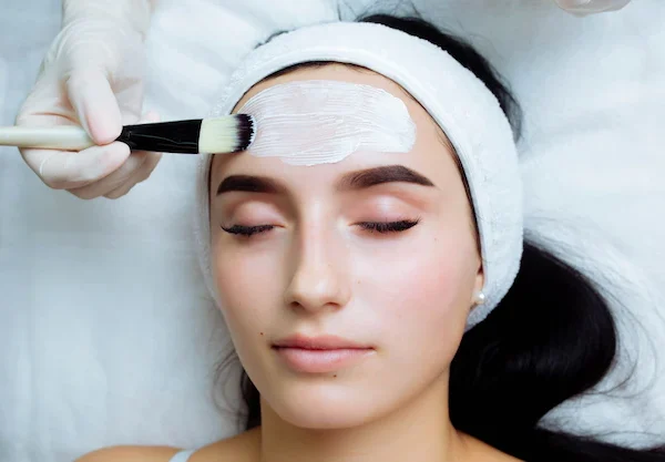 facial-rejuvenation-procedure-with-cream-spa-cosmetology-skin-care-beauty-mask-closeup_361821-1059